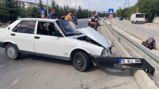 Freni patlayan Tofaş otomobil bariyerlere ve ardından bir araca çarptı: 1 yaralı