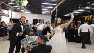 Futbolcu damat, transfer sözleşmesini düğününde imzaladı