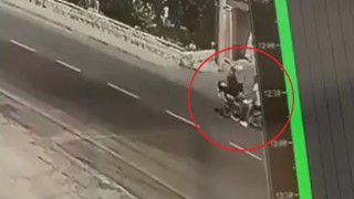 Hatayda 2 motosikletin çarpışması güvenlik kamerasına yansıdı