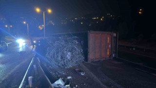 Hatayda demir yüklü tır devrildi: 1 yaralı