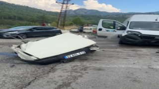 Isparta-Antalya Karayolunda 3 aracın karıştığı kazada 7 kişi yaralandı