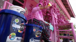 Ispartanın Barbiesi Sakine teyzeye Filli Boyadan destek