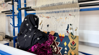 Kadınlar ilmik atarak kazanç elde etmek için çıktıkları yolda ilk kilimi bitirdiler