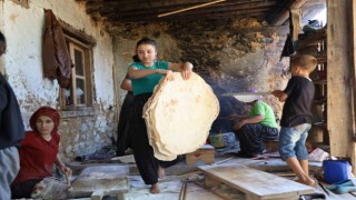 Kadınlar kışlık ekmeklerini imece usulü hazırlıyor