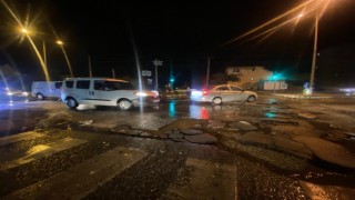 Kahramanmaraşta şiddetli yağmur hayatı felç etti, yol yarıldı