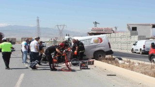 Kamyon ile hafif ticari araç çarpıştı: 1 ölü