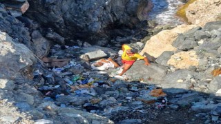 Kayalıklardan düşen yaşlı adam yaralandı