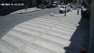 Kaza yapan motosiklet, aracın altından güçlükle çıkarıldı