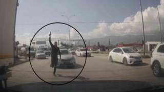 Korna tartışmasıyla başlayıp, yol verme tartışmasıyla devam eden olayda polis memuruna soruşturma