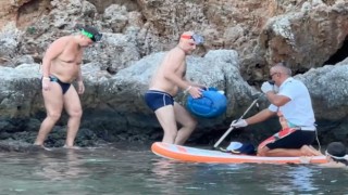 Lüks yatla tura çıkıp, çöp toplamak için yarışıyorlar