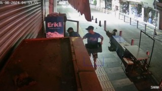 Mersinde marketin dolabından su ve meşrubat çalan 2 kişi kameraya yakalandı