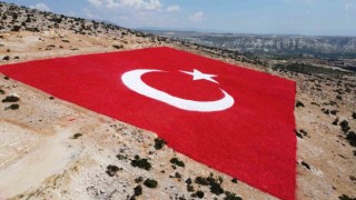 Mersinde zemine işlenmiş büyük Türk bayrağı boyandı