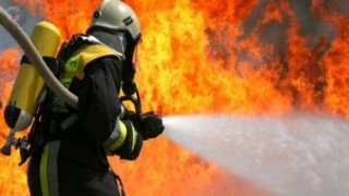 Otomobilin motoru seyir halindeyken alev aldı