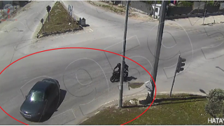 Otomobille çarpışan motosiklet sürücüsünün havaya uçtuğu anlar kamerada