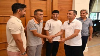 Para dolu cüzdanı sahibine ulaştıran belediye çalışanına Başkan Karadan ödül