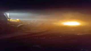 Reyhanlıda iş makinesinin yardımıyla çöplük yangını söndürüldü