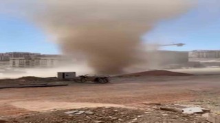 Şantiye alanında çıkan hortum tozu dumana kattı: O anlar kamerada