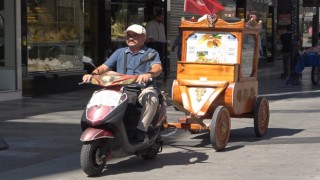 Seyyar satıcı saltanat arabasına benzeyen tezgahıyla dikkat çekiyor