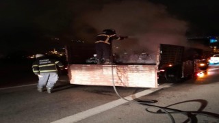 Sıcak demir yüklü tırın dorsesinde yangın