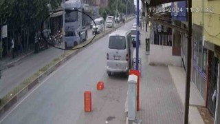 Tır, mini aracı oyuncak araba gibi sürükledi: O anlar kamerada