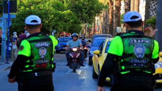 Trafik cezası yiyeceklerini düşünürken güvenli sürüş hakkında bilgi aldılar