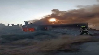 Uçuruma yuvarlanan taş yüklü kamyon alev alev yandı