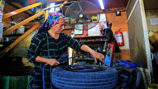 Ustası kocası: 25 yıldır lastik tamirciliği yapan kadın, sürücüleri şaşırtıyor