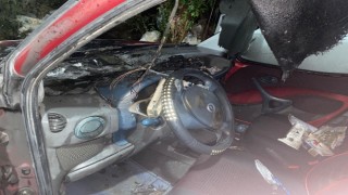 Yanan araçta hasar oluştu