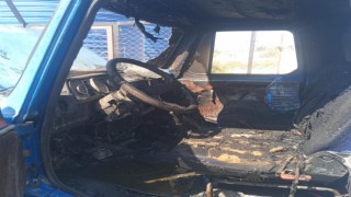 Yanan pikabın kabin kısmı kullanılmaz hale geldi