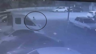 Yolda yürüyen çocuk, park halindeki 4 araca çarpan otomobilden saniyelerle kurtuldu