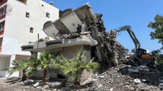 Yürekleri ağza getiren 5 katlı binanın yıkımı tamamlandı