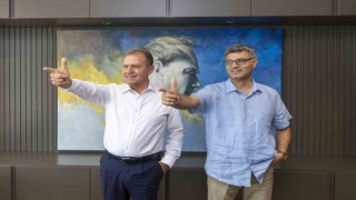 Yusuf Dikeç ve Başkan Seçer, dünyanın konuştuğu ikonik pozu birlikte verdi