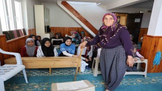 78 yaşındaki Menekşe ninenin Kuran-ı Kerim öğrenme azmi