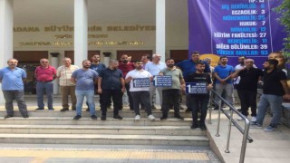 Adanada dolmuş şoförleri belediye önünde eylem yaptı