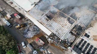 Adanada kitap dağıtım deposu yandı: 10 işyeri küle döndü