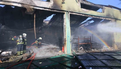 Adanada mobilyacıda korkutan yangın, iş yeri küle döndü