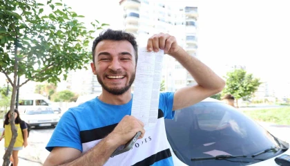 Adanada trafik cezası yiyen sürücü ceza makbuzuyla hatıra fotoğrafı çektirdi