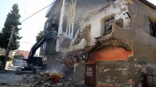 Akdenizde metruk binaların yıkımı sürüyor