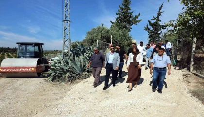 Akdenizin kırsal mahallelerinde yollar asfaltlanıyor