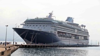 Alanyaya demirleyen lüks gemide bin 748 turist karaya ayak bastı