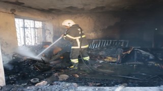 Altınözünde yanan ev kullanılmaz hale geldi