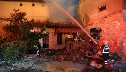 Antakyada metruk bina alevlere teslim oldu