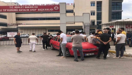 Antalyada 22 yaşındaki motosiklet sürücüsü bariyerlere çarparak hayatını kaybetti
