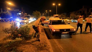 Antalyada 4 araç birbirine girdi, yoldaki yağı gören trafik polisi küreği eline aldı