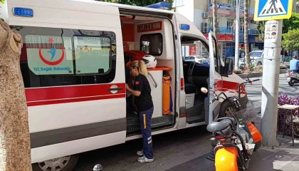 Antalyada ani fren yapan motosiklet devrildi, sürücü yaralandı