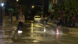Antalyada yağış aniden bastırdı, yağmurun keyfini çocuklar çıkardı