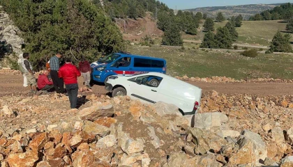 Araç askıda kaldı: Jandarma ve işçilerden engelli birey için kurtarma operasyonu