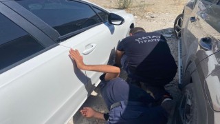 Aracın altına sıkışan köpeği itfaiye kurtardı