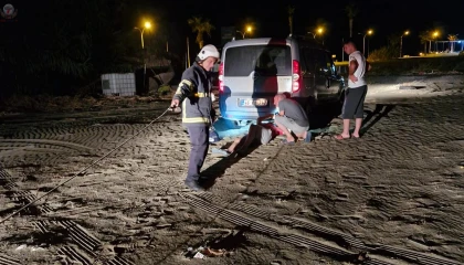 Arsuzda kuma batan aracı itfaiye kurtardı