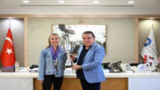 Başkan Böcekden, Şahika Ercümene: “Bu gurur bize yeter”